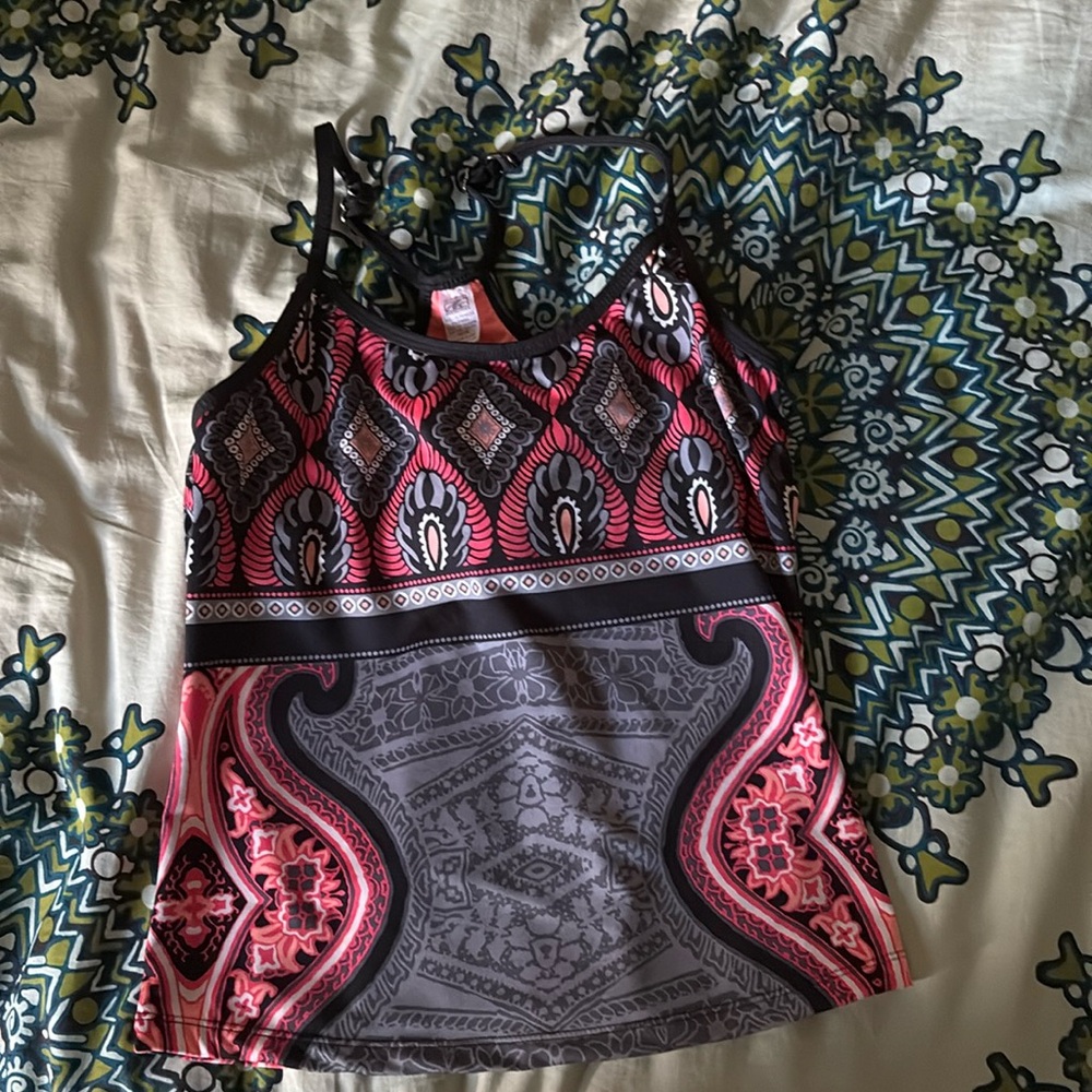 Women’s tankini top. No underwire. Red and black pattern. Size medium. EUC